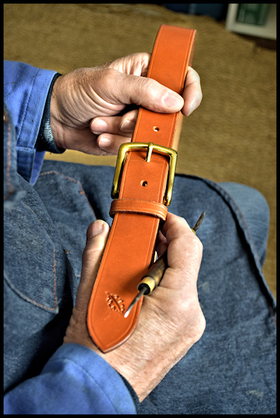 Contrôle final de la ceinture cuir sur mesures