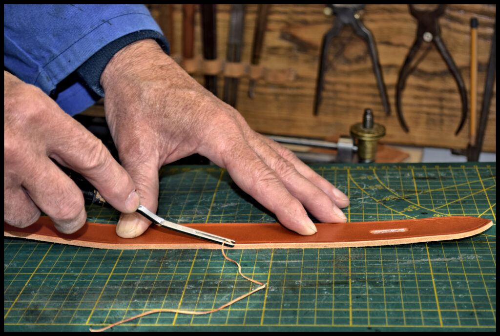 Finition des tranches de la ceinture en arrondissant les bords.